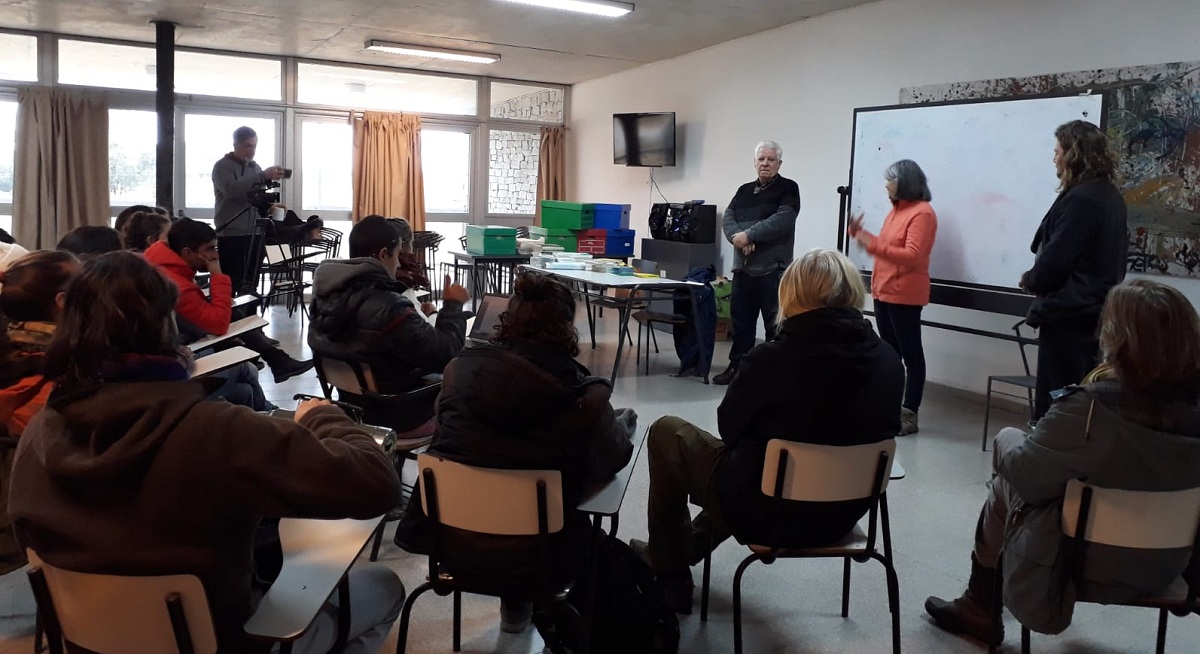 Donación de la biblioteca en ecología, biodiversidad y conservación a UTU-Arrayanes (Uruguay), apoyando la formación de guardaparques.